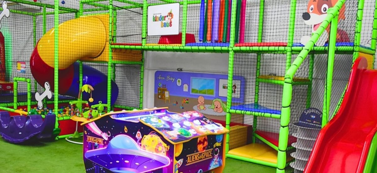 Salão da Kinder Haus com estrutura de brinquedos, escorregador e piscina de bolinhas