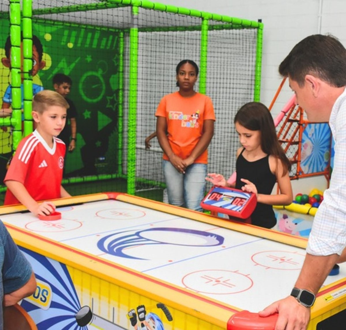 Crianças jogando air hockey na Kinder Haus