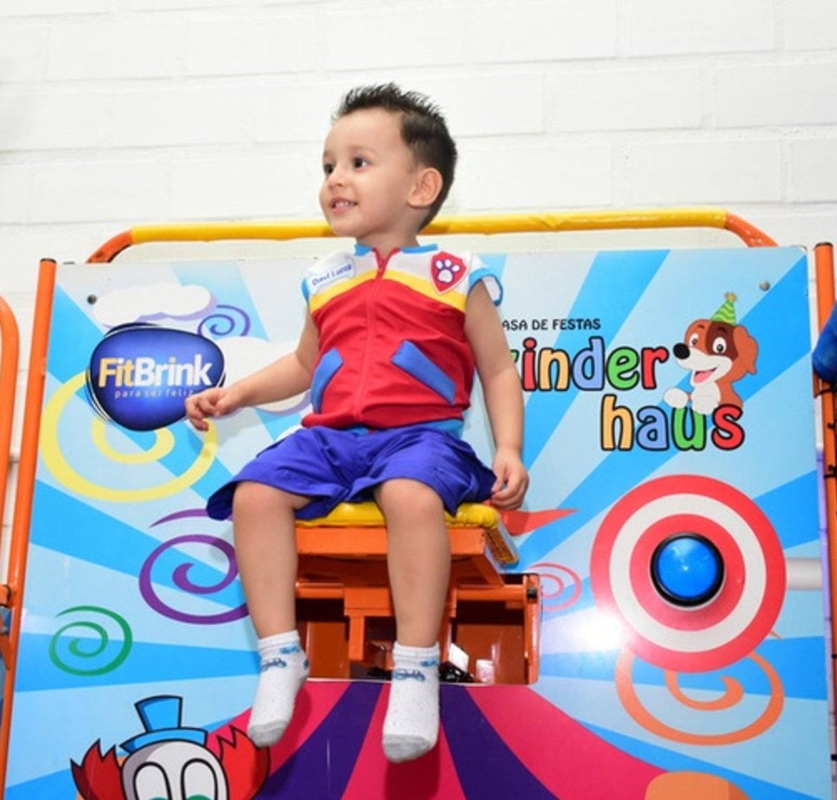 Criança se divertindo no brinquedo FitBrink da Kinder Haus
